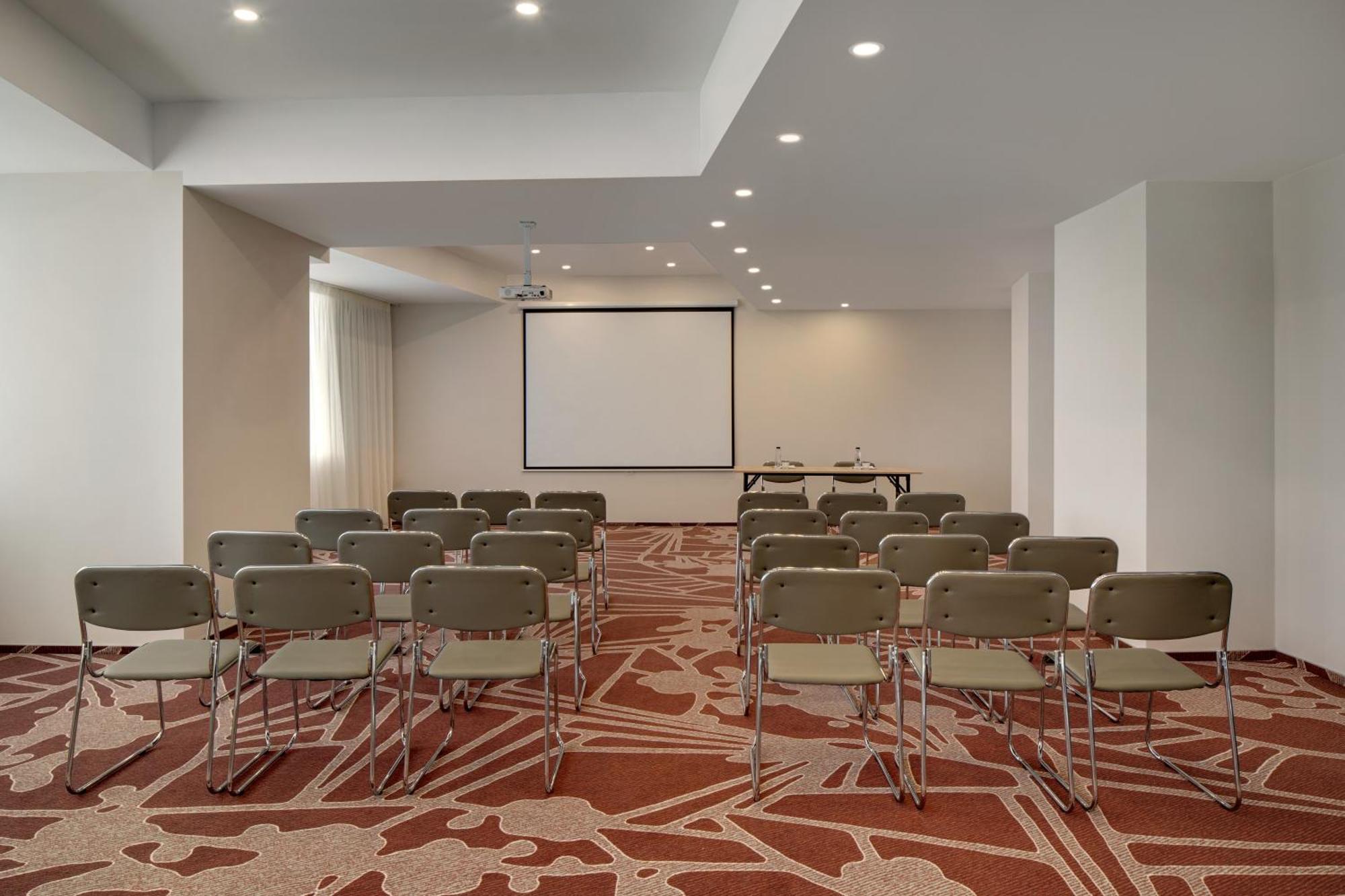 Ramada By Wyndham Bucharest Otopeni Airport Exteriér fotografie