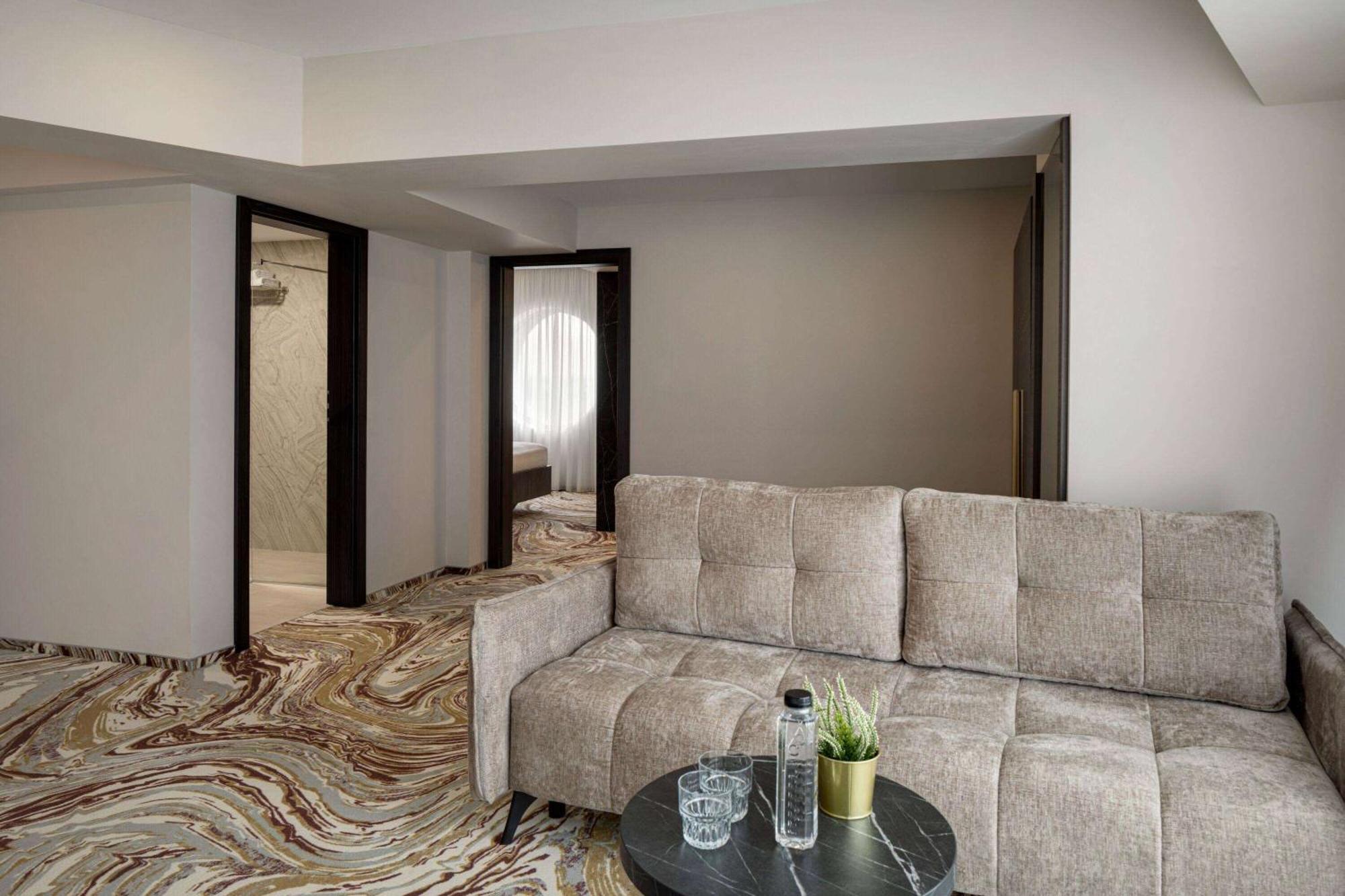 Ramada By Wyndham Bucharest Otopeni Airport Exteriér fotografie
